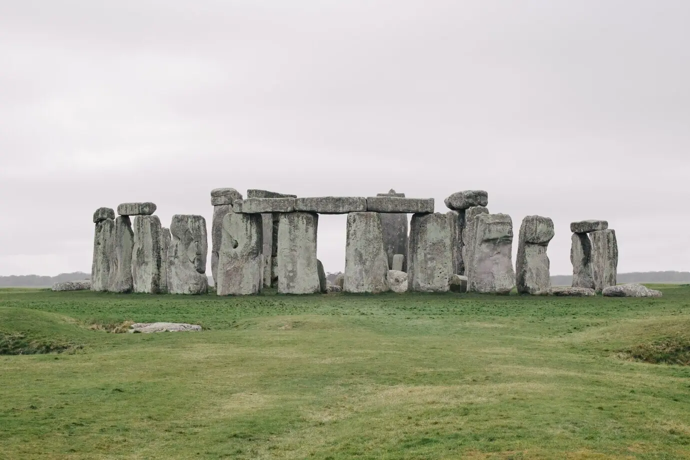 Das berühmte Stonehenge im Vereinigten Königreich unter dem bewölkten Himmel.