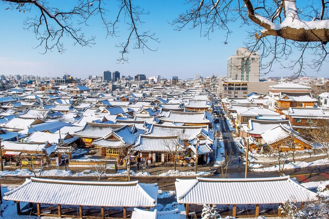 Mit Schnee bedecktes Dach des traditionellen koreanischen Dorfes in Jeonju, Jeonju Hanok-Dorf im Winter, Südkorea.